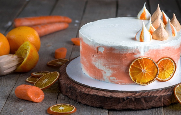 Аппетитные торт с апельсинами на столе