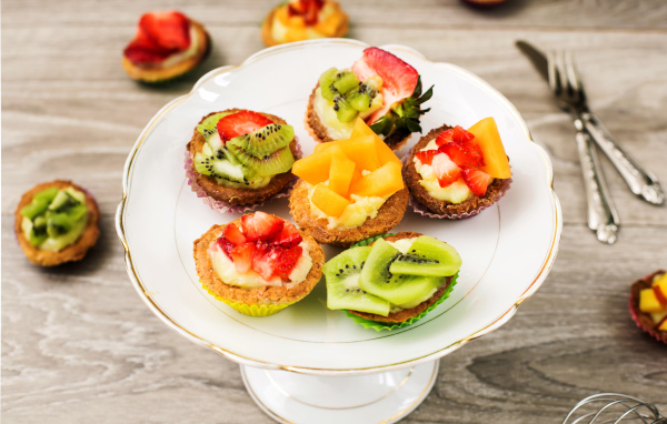 Аппетитные пирожные с фруктами