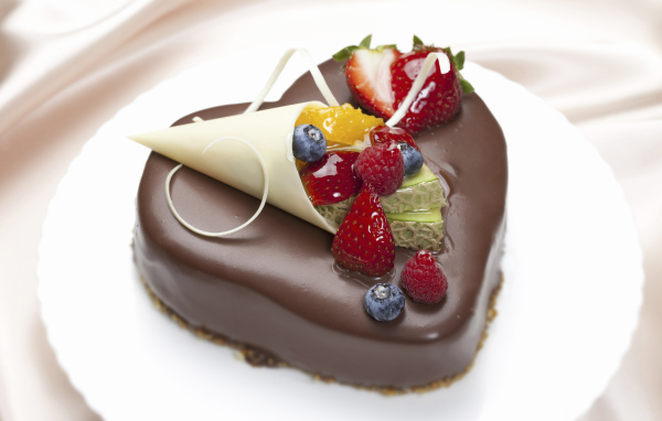 Аппетитный торт в шоколаде с ягодами в форме сердца