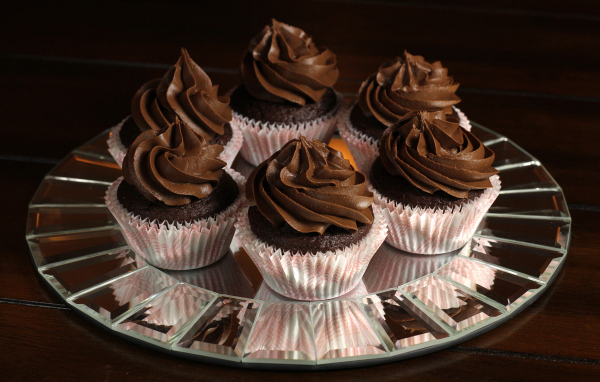 Аппетитные шоколадные капкейки на блюде 