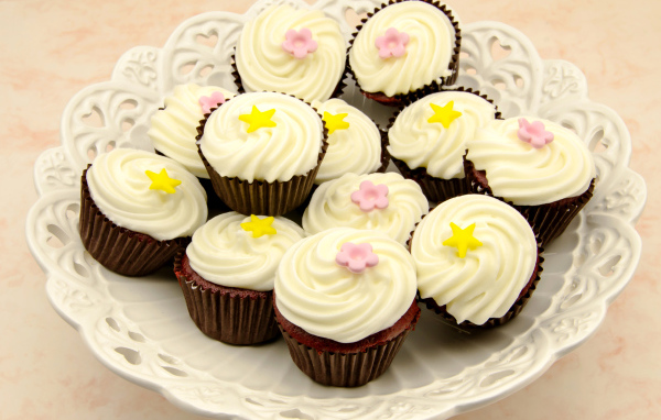 Аппетитные шоколадные капкейки с ванильным кремом