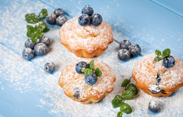 Аппетитные кексы с сахарной пудрой и ягодами черники