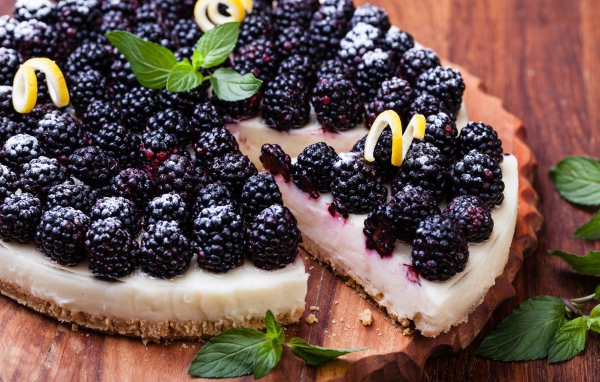 Аппетитный пирог со свежей ежевикой 