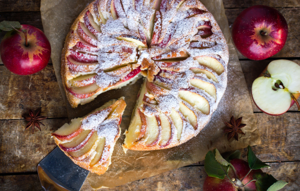 Аппетитный пирог с красными яблоками и сахарной пудрой
