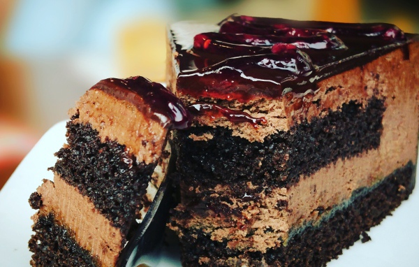 Аппетитный кусок торта с джемом