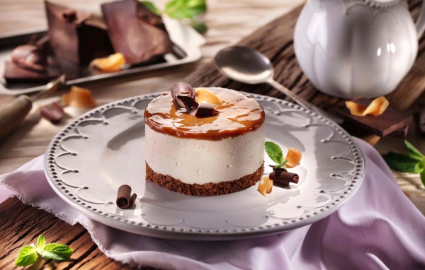 Аппетитный сладкий десерт с карамелью 