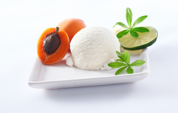 Шарик сливочного мороженого с абрикосами и лаймом