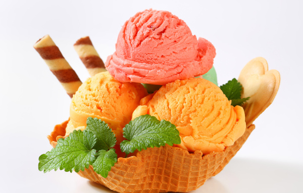 Шарики персикового и малинового мороженого в вафельной корзинке