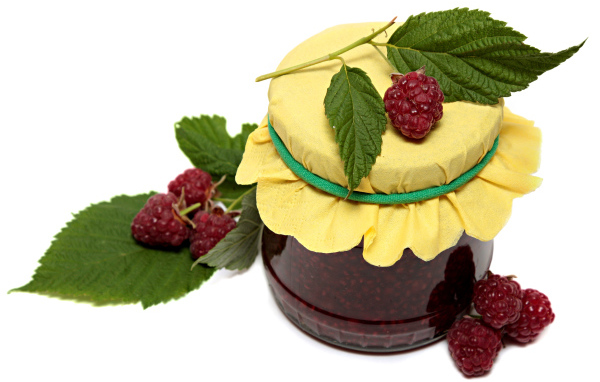 Банка малинового джема со свежей малиной на белом фоне