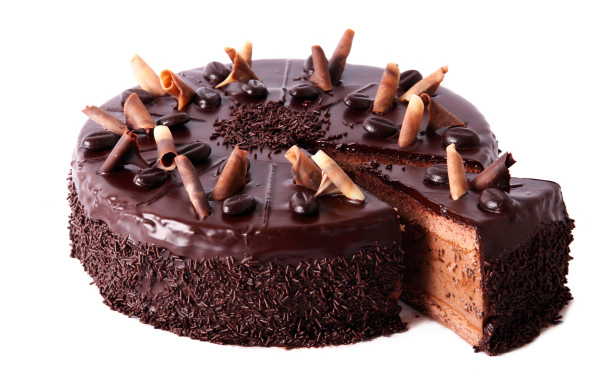Большой шоколадный торт на белом фоне