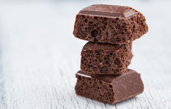 Черный пористый шоколад крупным планом