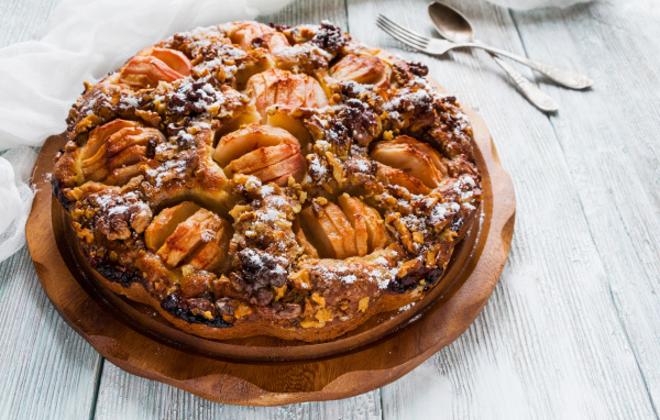Пирог с яблоками и орехами на столе