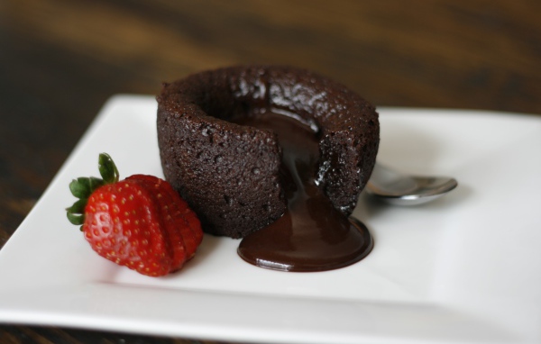 Пирожное с шоколадом и свежей клубникой