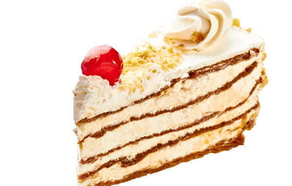 Пирожное с кремом и вишней на белом фоне