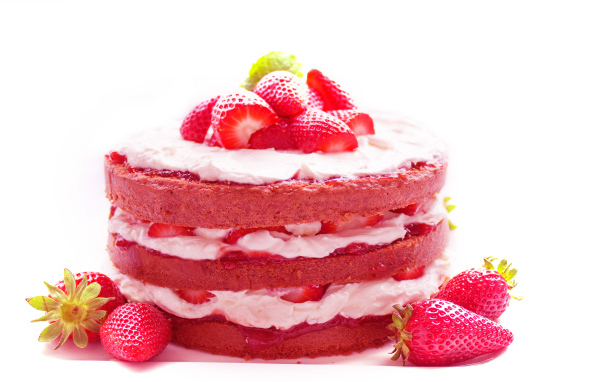 Пирожное с кремом и свежей клубникой 