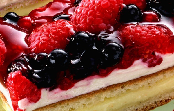Пирог с суфле и ягодами смородины, малины и клубники