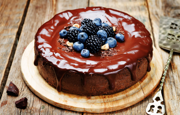 Шоколадный пирог с ежевикой и черникой 