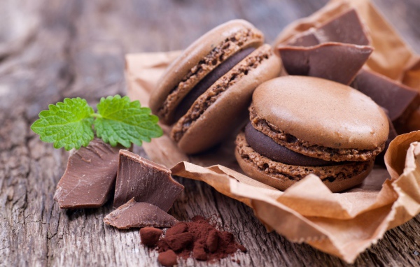 Шоколадные сладкие макаруны с мятой