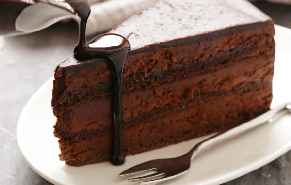 Вкусный торт на белой тарелке с шоколадом