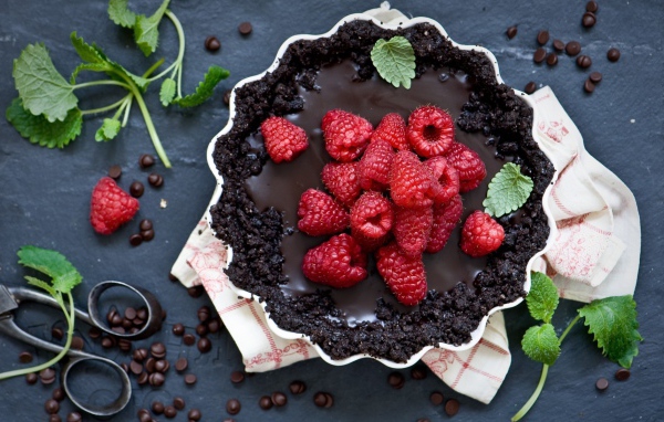 Вкусный торт со свежей малиной 