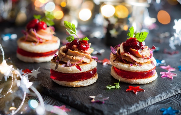 Вкусный десерт с мармеладом и кремом