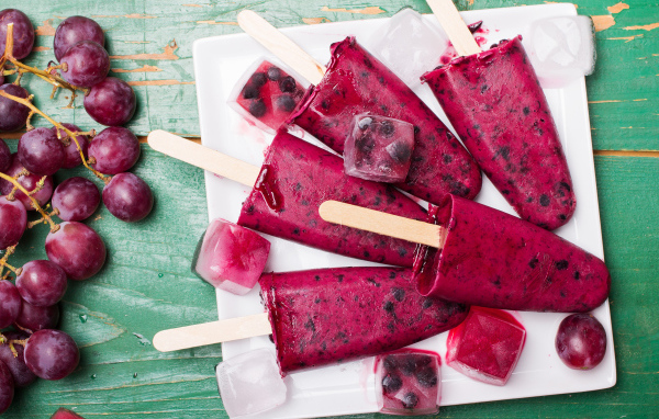 Вкусное фруктовое виноградное мороженое со льдом