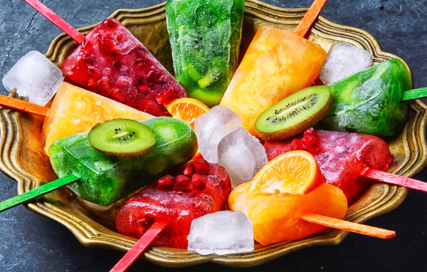 Вкусное фруктовое мороженое на палочке