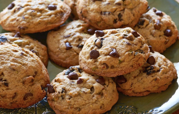 Вкусное круглое печенье с шоколадной крошкой 