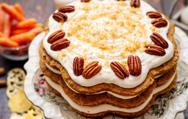 Праздничный торт со сливочным кремом и орехами 