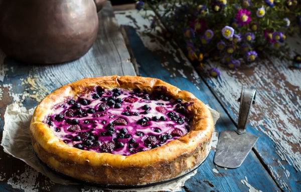 Свежий аппетитный пирог с ягодами черники