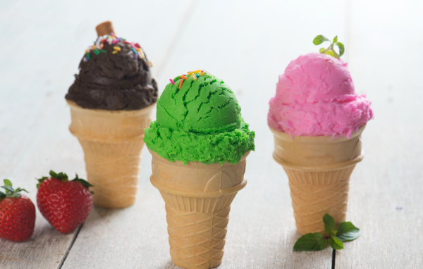 Фруктовое и шоколадное мороженое в вафельных стаканчиках