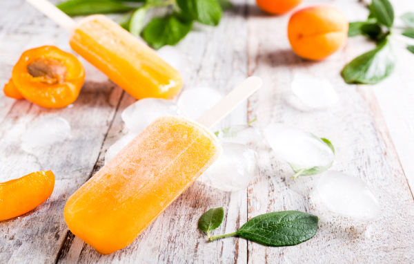 Фруктовое абрикосовое мороженое на палочке со льдом