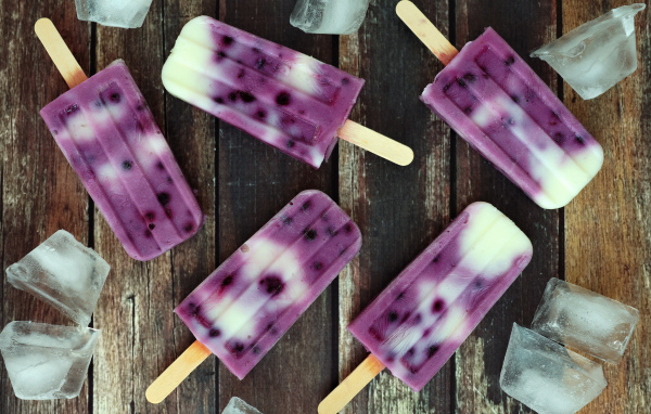 Фруктовое черничное мороженое на палочке с кусочками льда