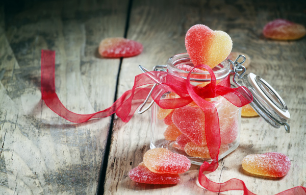 Мармеладные конфеты в форме сердца в стеклянной банке