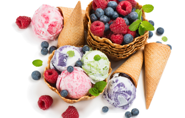 Шарики фруктового мороженого с ягодами и вафельными рожками