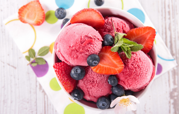 Шарики фруктового мороженого со свежей клубникой и черникой