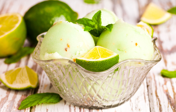 Фруктовое мороженое с лаймом и мятой 
