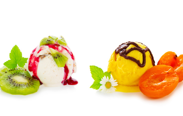 Шарики мороженого с киви и абрикосами на белом фоне