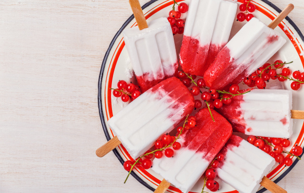 Мороженое на палочке с красной смородиной 