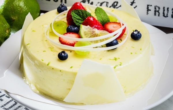 Лимонный торт со свежими фруктами 