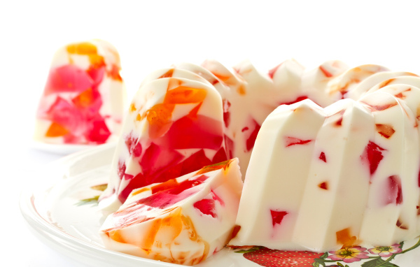 Молочный десерт из желатина на белом фоне  