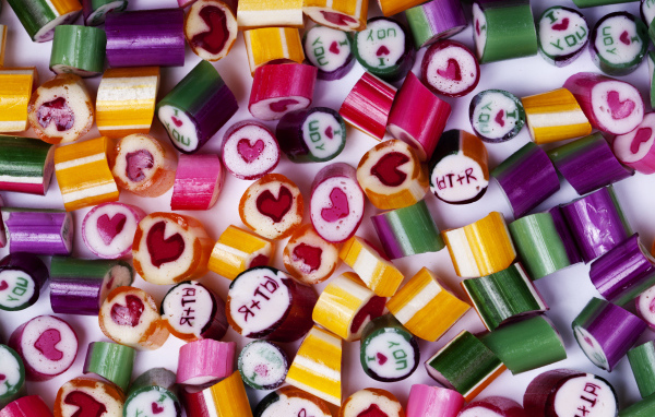 Разноцветные конфеты с надписями