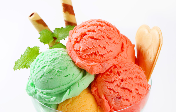 Разноцветное мороженое с печеньем 