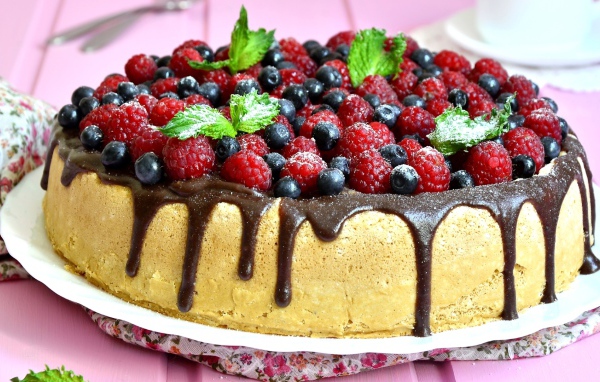 Пирог с шоколадом и свежими ягодами малины и черники 