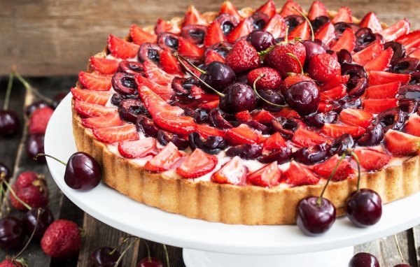 Пирог со свежей аппетитной клубникой и вишней 