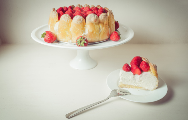 Песочный пирог с ягодами клубники и сливками