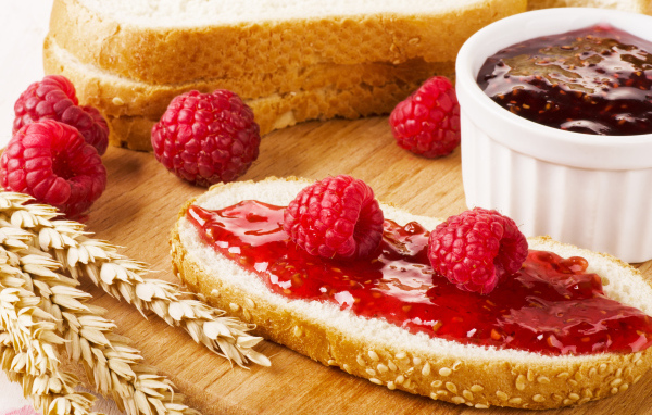 Кусочек белого хлеба с малиновым джемом 