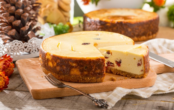 Нарезанный чизкейк на разделочной доске