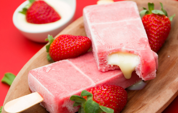 Клубничное мороженое на палочке со сгущенкой