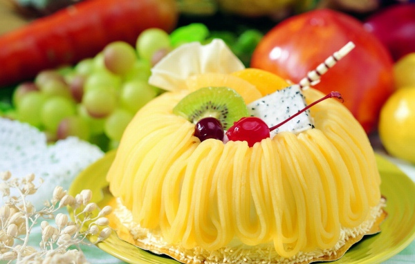 Сладкое пирожное с кремом, киви и вишней